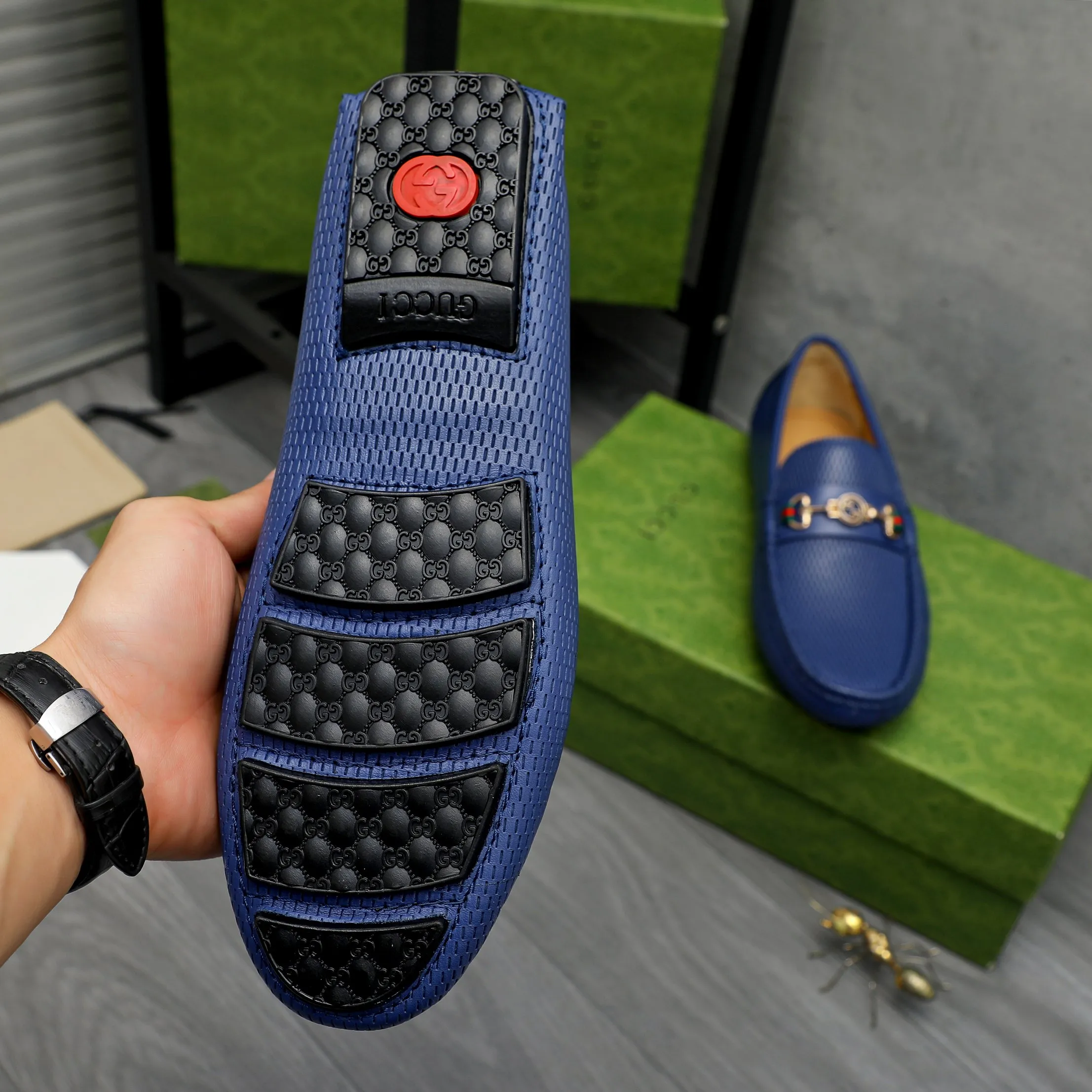 P420 Product trademark: GUCCI (Gucci) casual slip-on men's shoes Regular size: 38-44 Product materials: Selected hollow cowhide upper, sheepskin lining, original rubber outsole